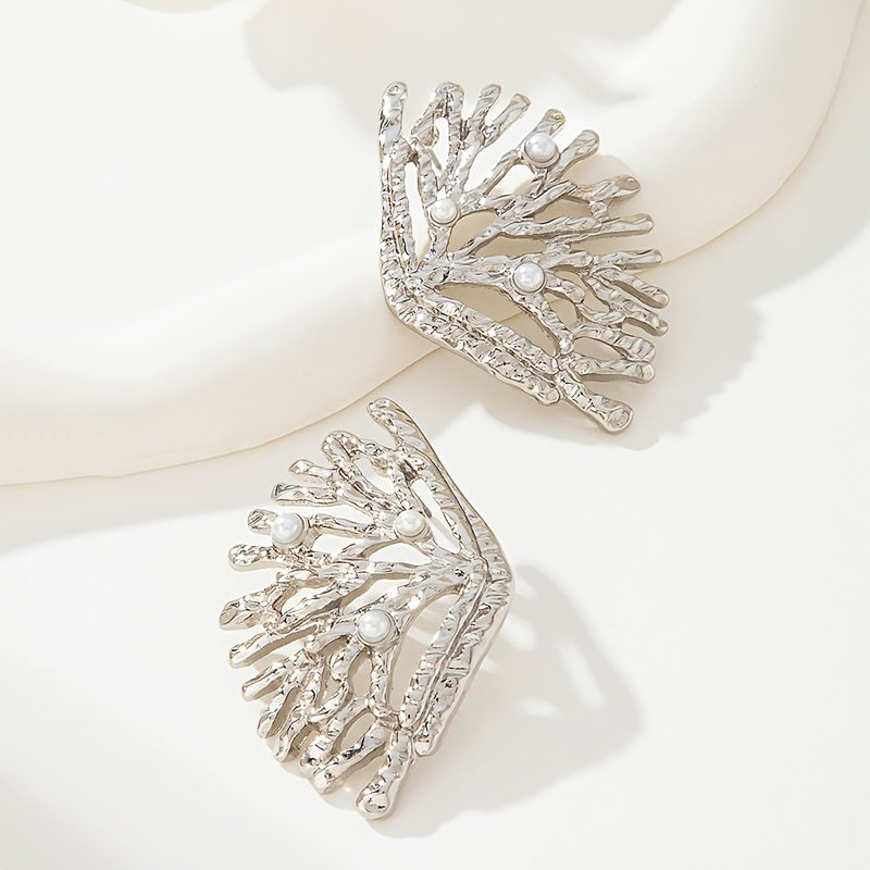 Women's Western Retro Hollow Coral Imitation Pearl Earrings